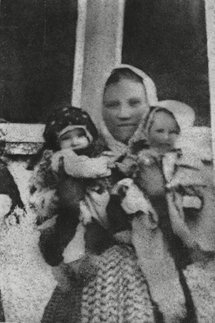Tillmans Sara med tvillingarna. Foto från Göran Samuelsson